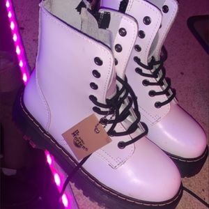 I’m selling a pair of brand new dr martins woman’s size 7 clean